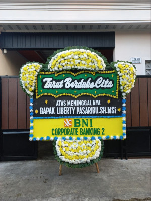 Papan Bunga Duka di Besuk
