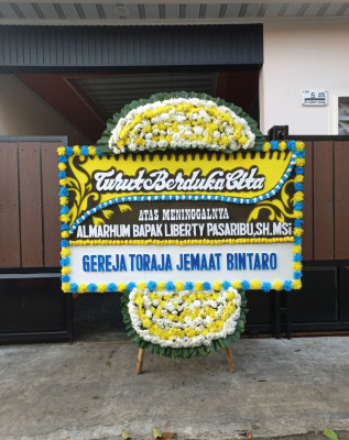 Papan Bunga Duka di Besuk
