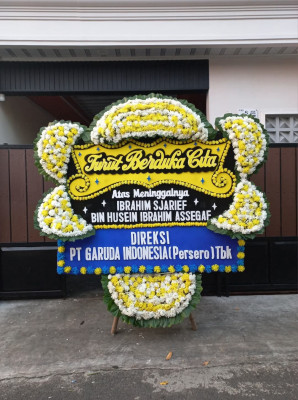 Papan Bunga Duka di Besuk