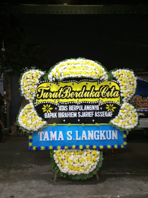 Papan Bunga Duka di Besuk