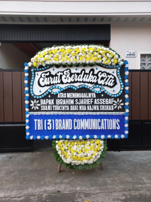 Papan Bunga Duka di Besuk